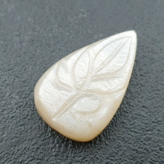 Kamień księżycowy biały kaboszon carving 27x17 mm nr 221