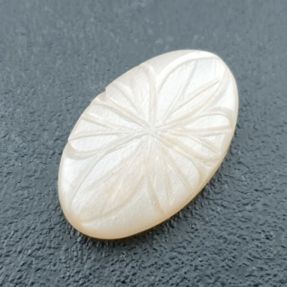 Kamień księżycowy biały kaboszon carving 27x17 mm nr 274