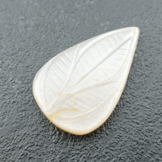 Kamień księżycowy biały kaboszon carving 27x18 mm nr 229