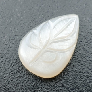 Kamień księżycowy biały kaboszon carving 27x18 mm nr 239