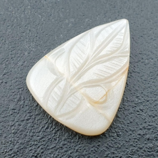 Kamień księżycowy biały kaboszon carving 27x21 mm nr 287