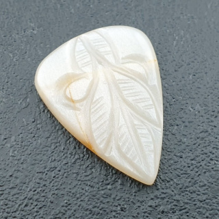 Kamień księżycowy biały kaboszon carving 27x21 mm nr 287