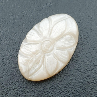 Kamień księżycowy biały kaboszon carving 28x18 mm nr 266