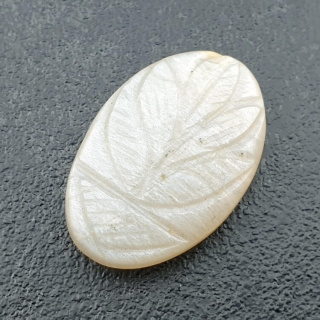 Kamień księżycowy biały kaboszon carving 28x19 mm nr 265