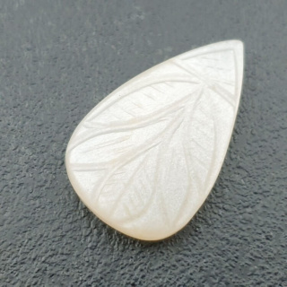 Kamień księżycowy biały kaboszon carving 29x19 mm nr 264