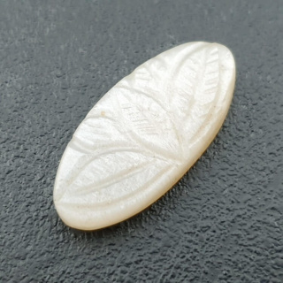 Kamień księżycowy biały kaboszon carving 30x14 mm nr 257