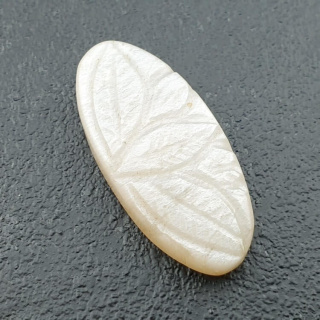 Kamień księżycowy biały kaboszon carving 30x14 mm nr 257