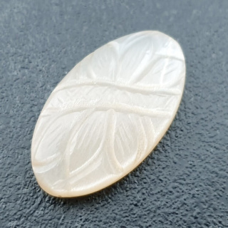 Kamień księżycowy biały kaboszon carving 30x17 mm nr 271