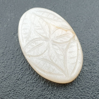 Kamień księżycowy biały kaboszon carving 30x19 mm nr 250