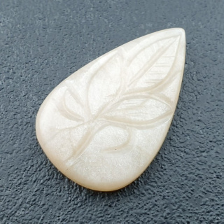 Kamień księżycowy biały kaboszon carving 31x20 mm nr 262