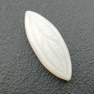 Kamień księżycowy biały kaboszon carving 32x12 mm nr 218