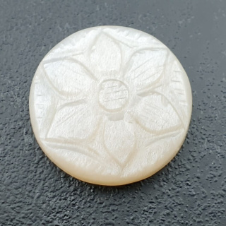 Kamień księżycowy biały kaboszon carving fi 25 mm nr 205