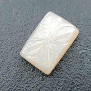 Kamień księżycowy biały kaboszon carving 19x13 mm nr 200