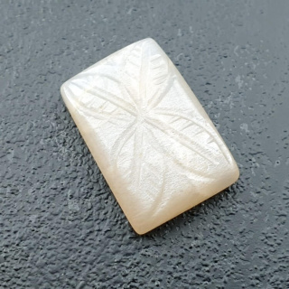 Kamień księżycowy biały kaboszon carving 19x13 mm nr 200