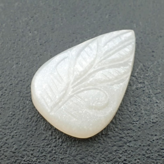 Kamień księżycowy biały kaboszon carving 26x18 mm nr 202