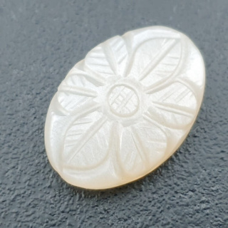 Kamień księżycowy biały kaboszon carving 27x18 mm nr 199