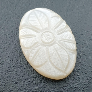 Kamień księżycowy biały kaboszon carving 27x18 mm nr 199