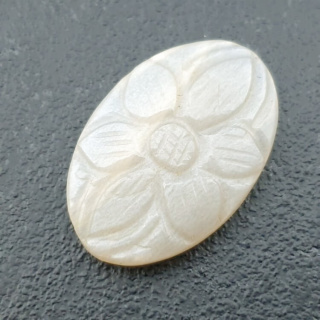 Kamień księżycowy biały kaboszon carving 28x18 mm nr 196