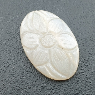 Kamień księżycowy biały kaboszon carving 28x18 mm nr 196