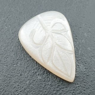 Kamień księżycowy biały kaboszon carving 28x19 mm nr 203
