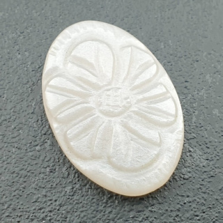 Kamień księżycowy biały kaboszon carving 29x20 mm nr 195