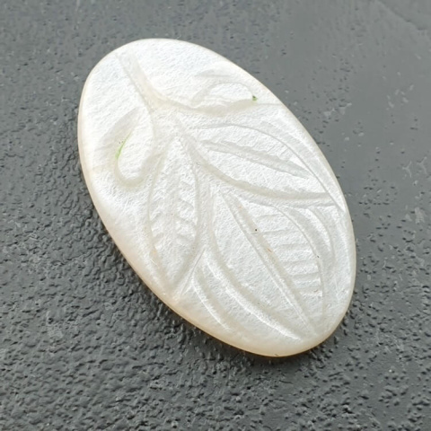 Kamień księżycowy biały kaboszon carving 31x19 mm nr 198 Kamień księżycowy biały kaboszon carving 31x19 mm nr 198