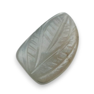 Kamień księżycowy szary kaboszon carving 19x13 mm nr 188