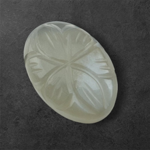 Kamień księżycowy szary kaboszon carving 23x16 mm nr 107 Kamień księżycowy szary kaboszon carving 23x16 mm nr 107