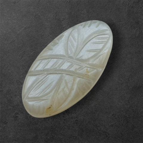 Kamień księżycowy szary kaboszon carving 29x15 mm nr 104 Kamień księżycowy szary kaboszon carving 29x15 mm nr 104