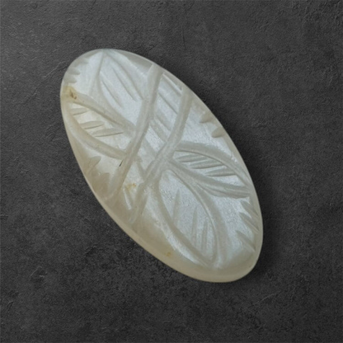 Kamień księżycowy szary kaboszon carving 29x15 mm nr 104 Kamień księżycowy szary kaboszon carving 29x15 mm nr 104