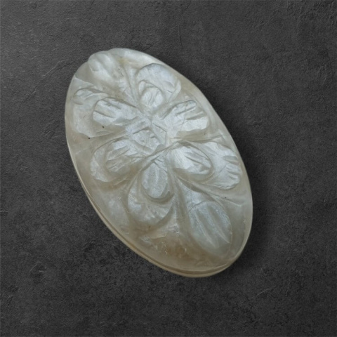 Kamień księżycowy szary kaboszon carving 29x18 mm nr 132 Kamień księżycowy szary kaboszon carving 29x18 mm nr 132