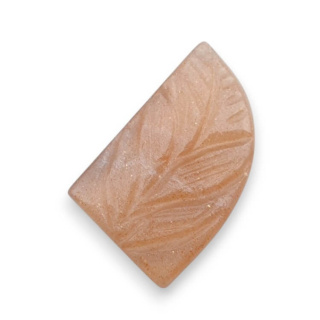 Kamień księżycowy brzoskwiniowy kaboszon carving 21x14 mm nr 82