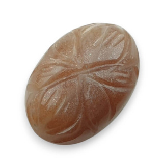 Kamień słoneczny kaboszon carving 21x15 mm nr 36