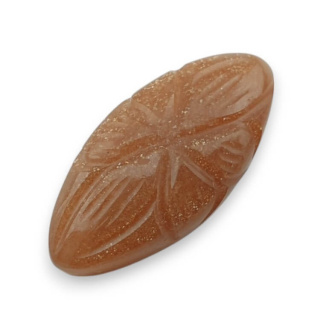 Kamień słoneczny kaboszon carving 26x12 mm nr 22