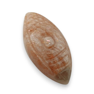 Kamień słoneczny kaboszon carving 27x13 mm nr 46