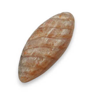 Kamień słoneczny kaboszon carving 29x12 mm nr 6
