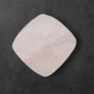 Kwarc różowy kaboszon carving 21x21 mm nr 44