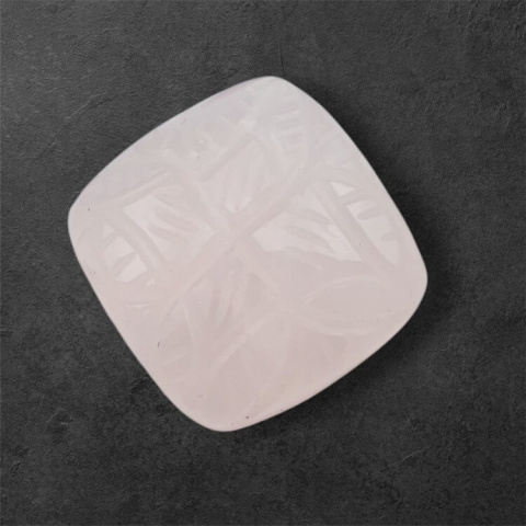 Kwarc różowy kaboszon carving 21x21 mm nr 44 Kwarc różowy kaboszon carving 21x21 mm nr 44