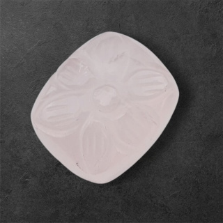 Kwarc różowy kaboszon carving 22x18 mm nr 36