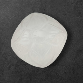 Kwarc różowy kaboszon carving 22x22 mm nr 23