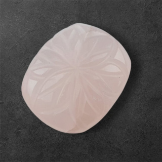 Kwarc różowy kaboszon carving 23x19 mm nr 45