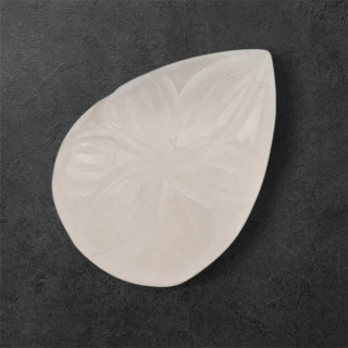 Kwarc różowy kaboszon carving 24x17 mm nr 22