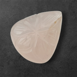 Kwarc różowy kaboszon carving 24x20 mm nr 11