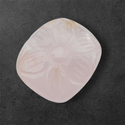 Kwarc różowy kaboszon carving 24x21 mm nr 48 Kwarc różowy kaboszon carving 24x21 mm nr 48