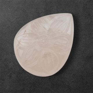 Kwarc różowy kaboszon carving 27x21 mm nr 8