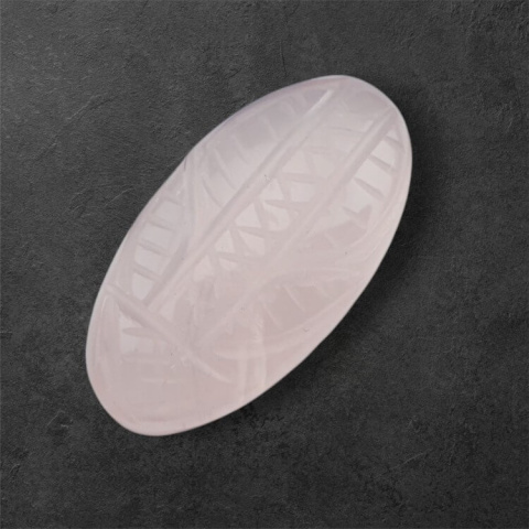 Kwarc różowy kaboszon carving 30x15 mm nr 55 Kwarc różowy kaboszon carving 30x15 mm nr 55