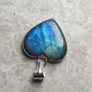 Labradorite pendant 22x21 mm no A39