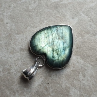 Labradorite pendant 22x21 mm no A45