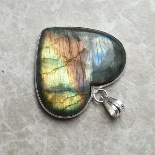 Labradorite pendant 36x32 mm no A2