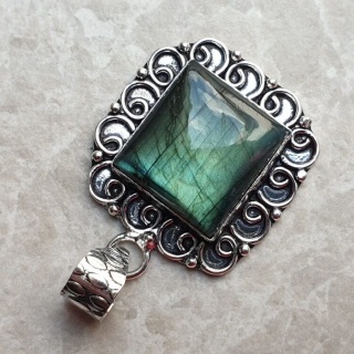 Labradorite pendant 21x20 mm no A173